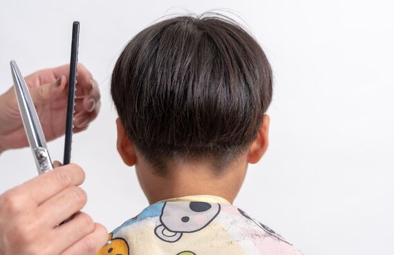 ワクワクできるキッズチェアで子供のカットを施術 | 市原の美容室なら快適なY’s supply Chops